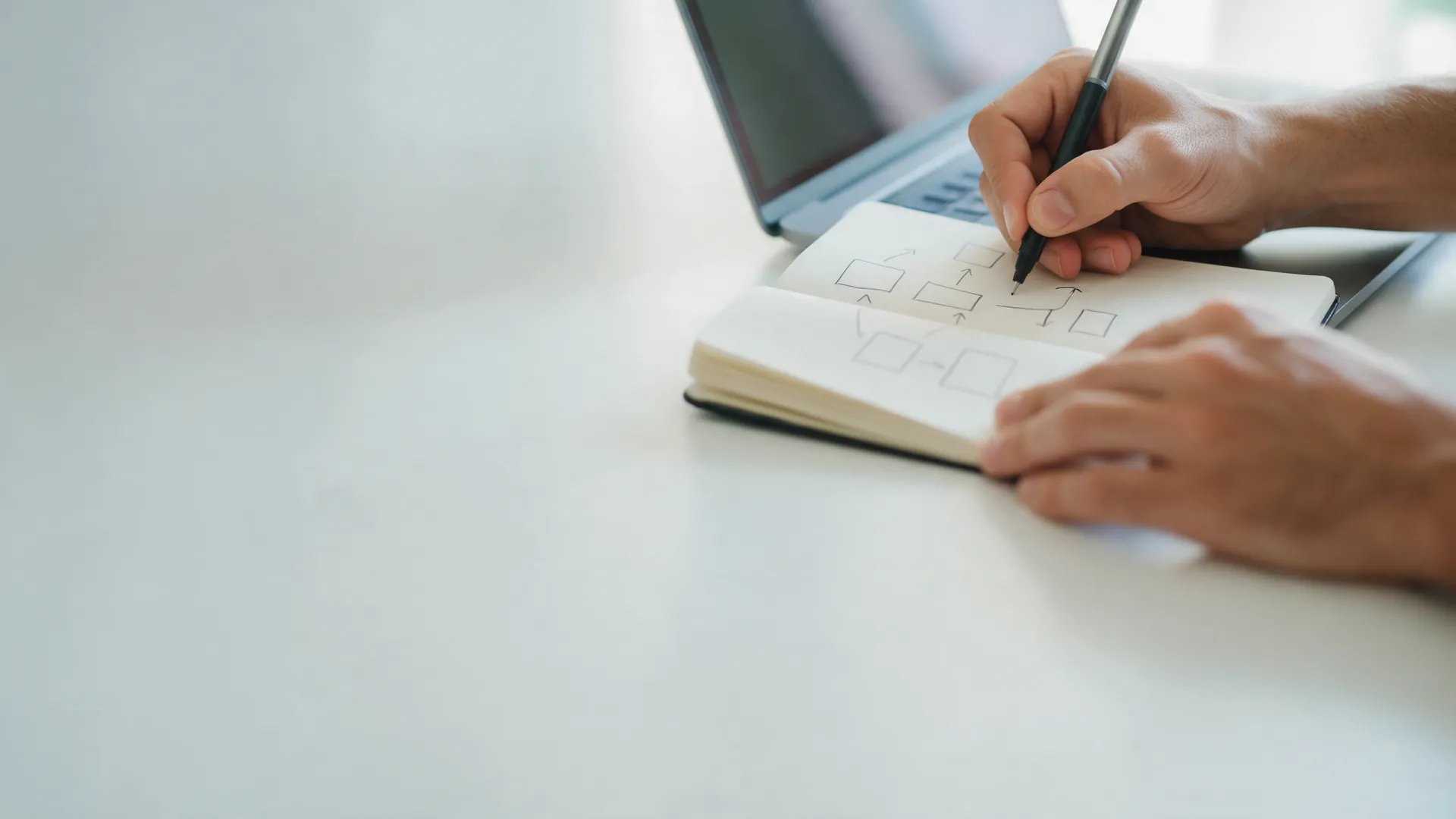 Especialista desenhando o diagrama da solução durante uma conversa com o cliente